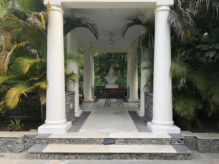 Victoria_minus_chairs